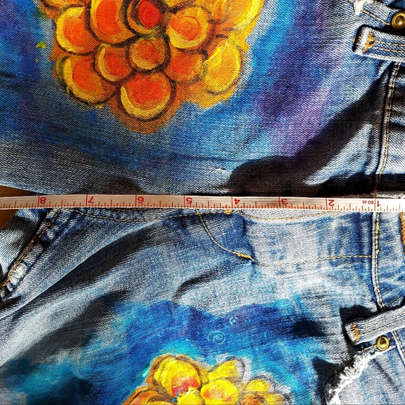 Hand painted vintage Levi Strauss Jean shorts - Picture 5 of 8